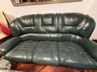 Divano e poltrone in pelle verde.