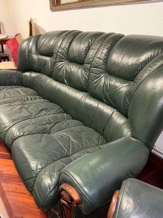 Divano e poltrone in pelle verde.