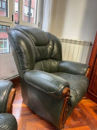 Divano e poltrone in pelle verde.