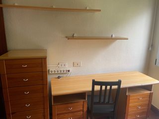 Escritorio con cajonera y baldas