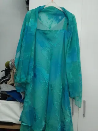 Vestido azul y verde con fular,