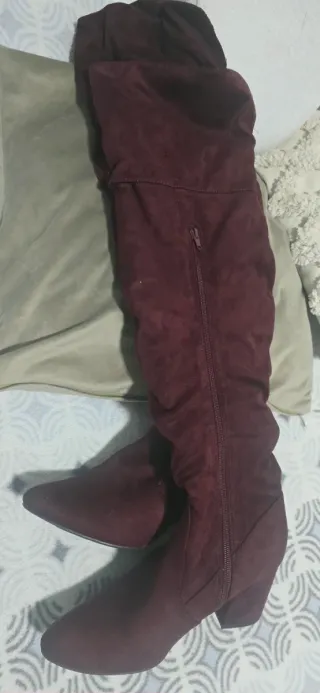 Botas altas burdeos por encima de la rodilla