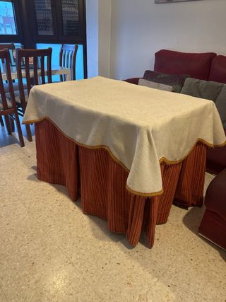 Mesa de camilla de madera