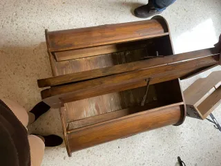 Mesa rústica madera y metal con repisas