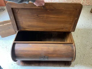 Mesa rústica madera y metal con repisas