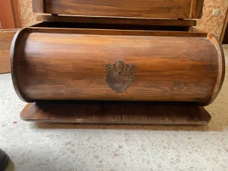 Mesa rústica madera y metal con repisas