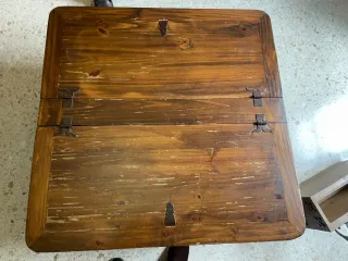 Mesa rústica madera y metal con repisas