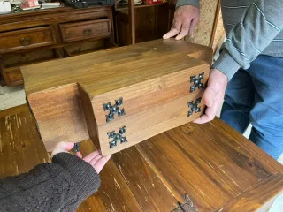 Mesa rústica madera y metal con repisas