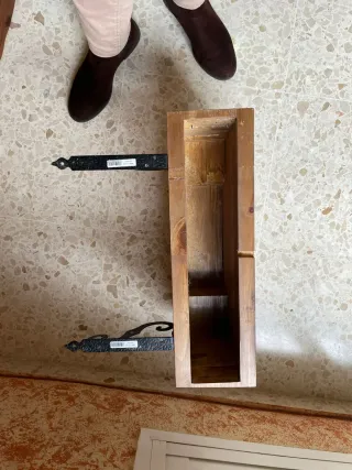 Mesa rústica madera y metal con repisas