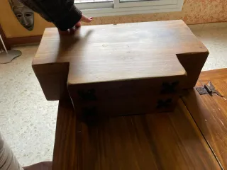 Mesa rústica madera y metal con repisas