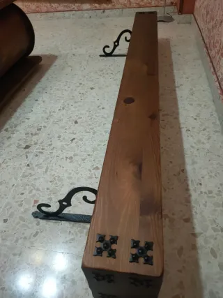 Mesa rústica madera y metal con repisas