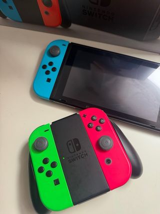 Nintendo Switch + Accesorios + 2 Mandos