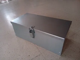 Caja metálica plateada con cierre