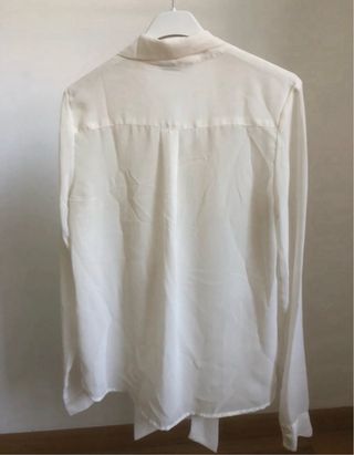 Blusa Calliope color panna con fiocco