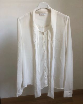 Blusa Calliope color panna con fiocco