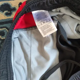 Pantalón corto Adidas negro y rojo