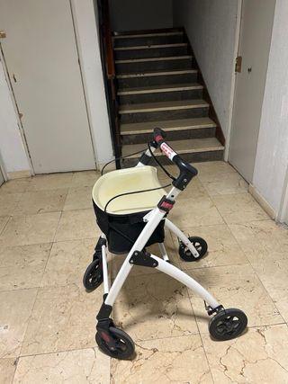Andador con cesta y asiento