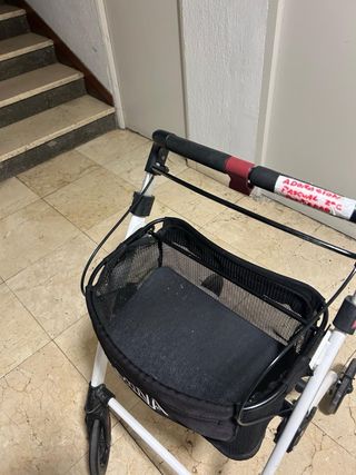 Andador con cesta y asiento