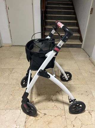 Andador con cesta y asiento