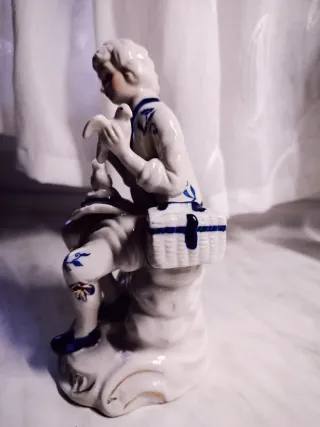 Figura porcelana niño con pájaros