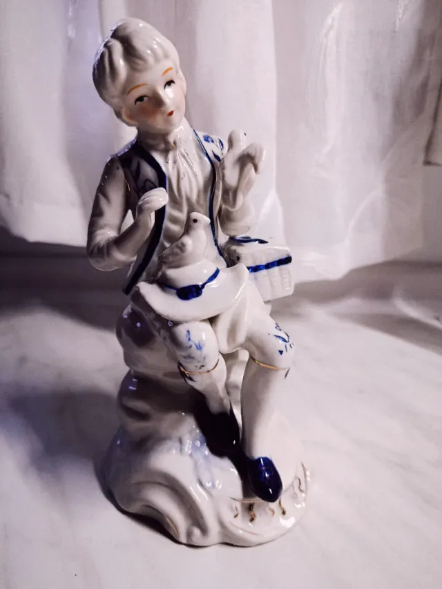 Figura porcelana niño con pájaros