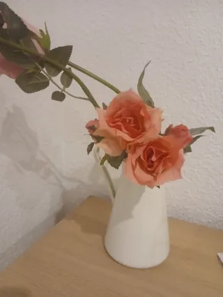 Jarrón blanco con flores rosas