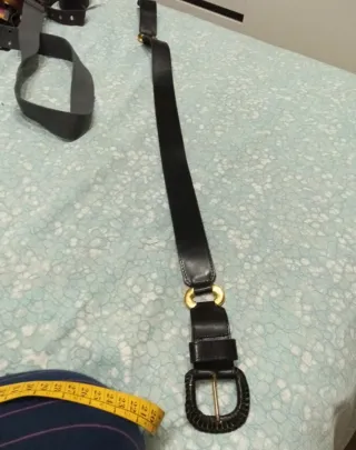 Cintura nera con fibbia dorata