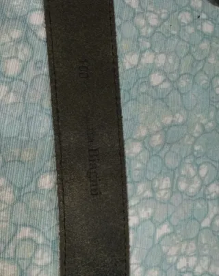 Cintura nera con fibbia dorata