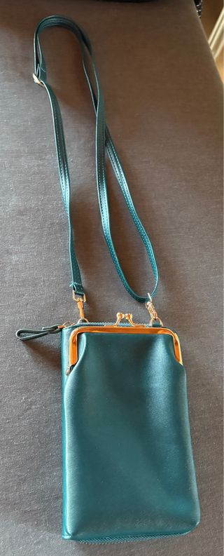 Bolso monedero verde con cadena dorada