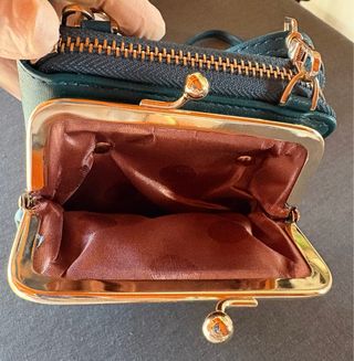 Bolso monedero verde con cadena dorada