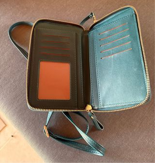 Bolso monedero verde con cadena dorada