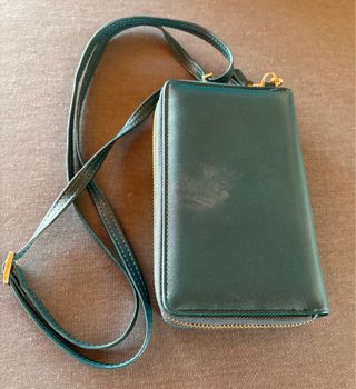 Bolso monedero verde con cadena dorada