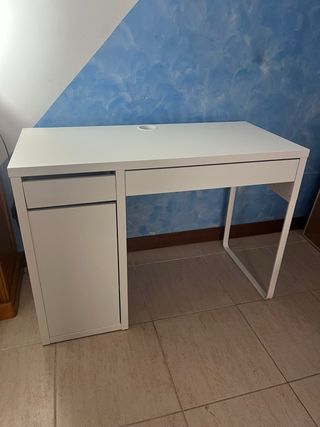 Escritorio blanco con cajón y hueco