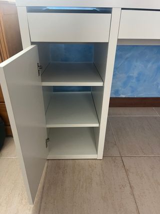 Escritorio blanco con cajón y hueco