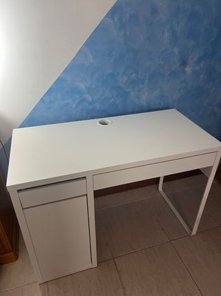 Escritorio blanco con cajón y hueco