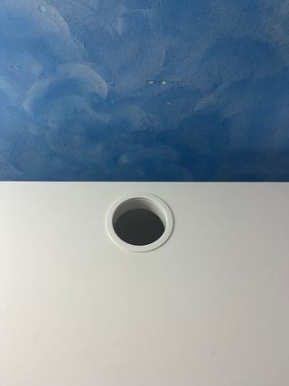 Escritorio blanco con cajón y hueco