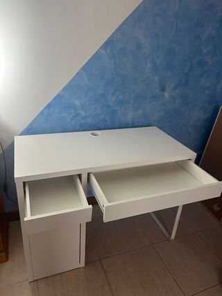 Escritorio blanco con cajón y hueco