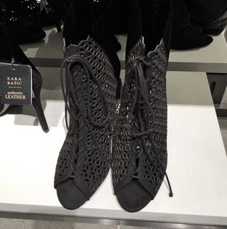 Sandalias Zara Rejilla Tacón Cordones Negro Piel