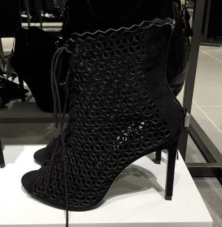 Sandalias Zara Rejilla Tacón Cordones Negro Piel