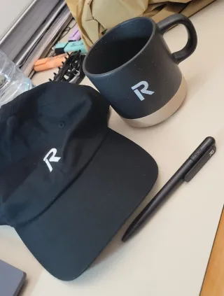 Gorra y Taza R Negra y más cosas usadas
