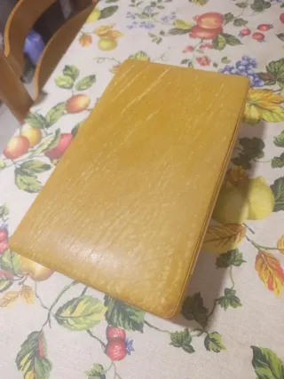 Antigua caja de tabaco con caja musical de madera