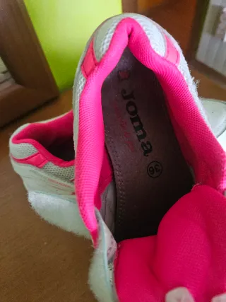 Zapatillas deportivas Joma blancas y rosas.