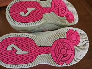Zapatillas deportivas Joma blancas y rosas.