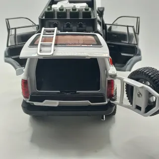 Toyota Land Cruiser LC80 1:24.Nuova,con luci,suoni