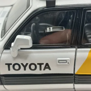 Toyota Land Cruiser LC80 1:24.Nuova,con luci,suoni
