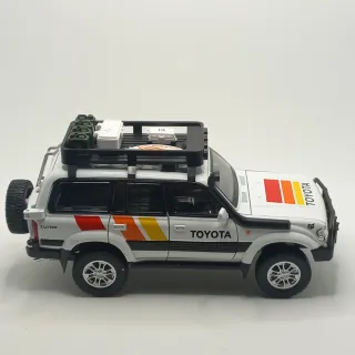 Toyota Land Cruiser LC80 1:24.Nuova,con luci,suoni