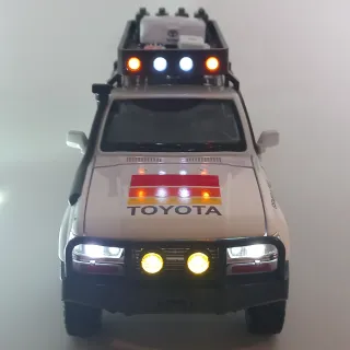 Toyota Land Cruiser LC80 1:24.Nuova,con luci,suoni