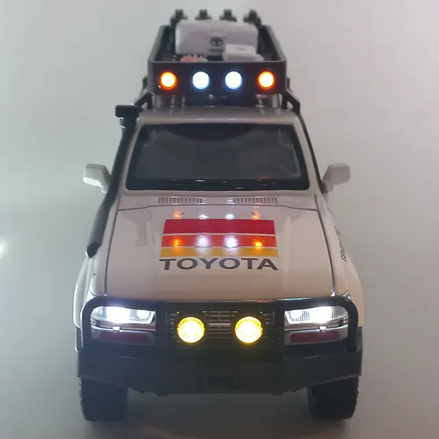Toyota Land Cruiser LC80 1:24.Nuova,con luci,suoni