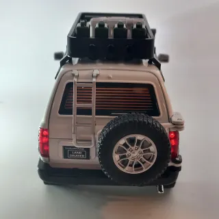 Toyota Land Cruiser LC80 1:24.Nuova,con luci,suoni