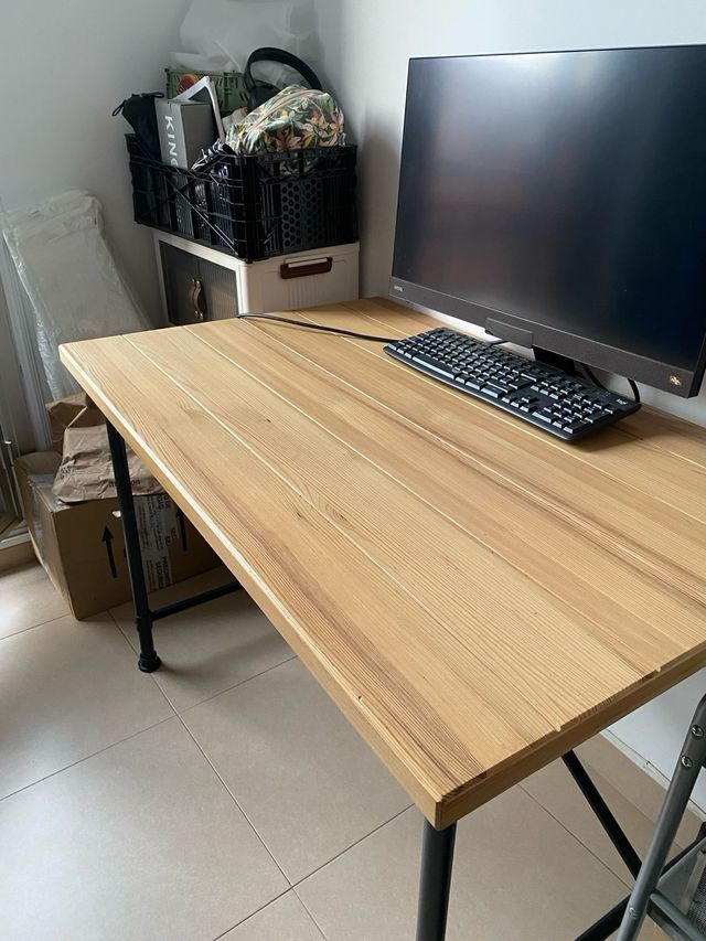 2 Mesas/escritorios de madera